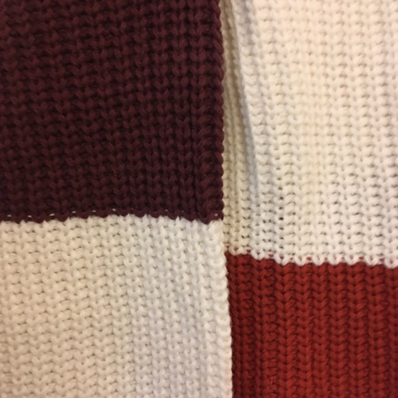 🛍 Distressed Colorblock Sweater - Picture 4 of 7